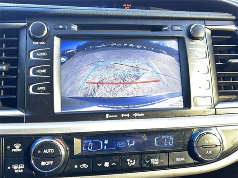 Used 2019 Toyota Highlander XLE image 22