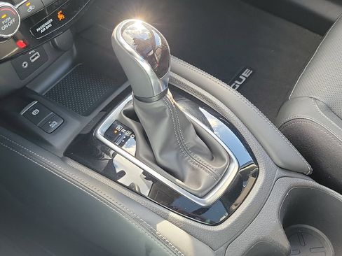 Used 2018 Nissan Rogue SL w/ Premium Package image 30