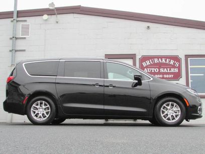 Used 2025 Chrysler Pacifica Select