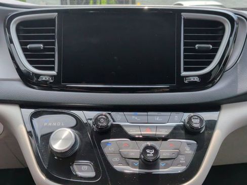 Used 2023 Chrysler Pacifica Touring-L FWD image 19