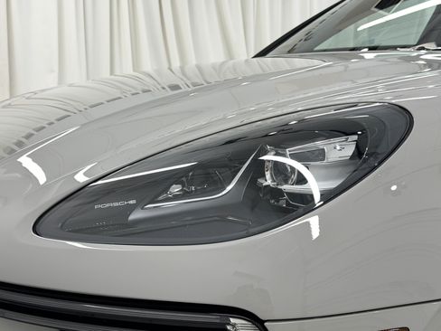 Certified 2021 Porsche Macan Turbo AWD/4WD image 17