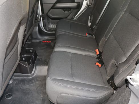 Used 2018 Jeep Wrangler Unlimited Sahara image 24