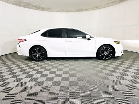 Used 2020 Toyota Camry SE FWD image 2