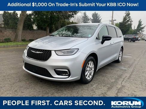 Used 2024 Chrysler Pacifica Touring-L image 1