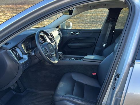 Used 2019 Volvo XC60 T5 Momentum w/ Multimedia Package image 8