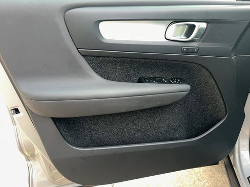 Used 2024 Volvo XC40 B5 Core image 17