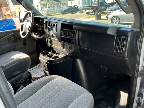 Used 2017 GMC Savana 2500 Extended image 15