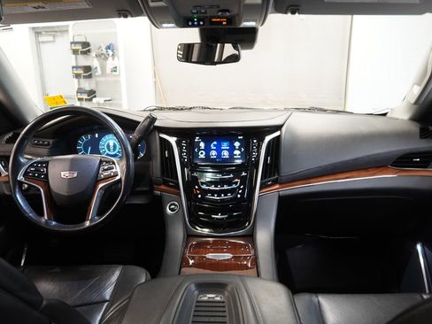 Used 2019 Cadillac Escalade ESV Luxury image 23