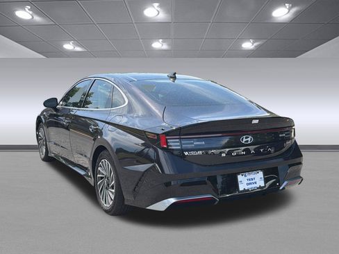 Certified 2025 Hyundai Sonata Limited FWD image 9