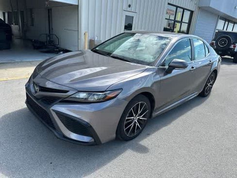 Used 2023 Toyota Camry SE FWD image 2