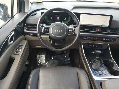 Used 2025 Kia Carnival FWD image 16