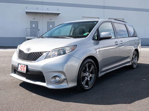 Used 2014 Toyota Sienna SE FWD image 2