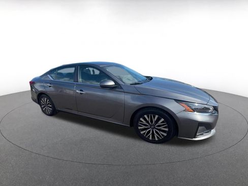 Used 2023 Nissan Altima 2.5 SV FWD image 2