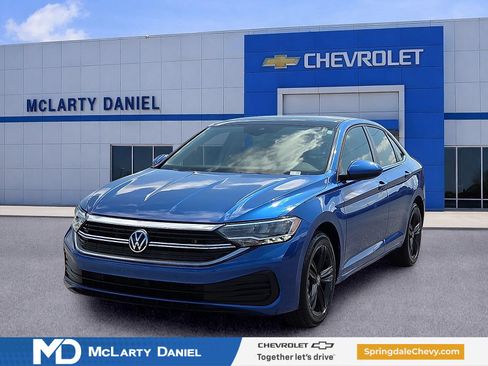 Used 2023 Volkswagen Jetta SE FWD image 2