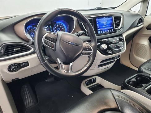 Used 2017 Chrysler Pacifica Touring-L image 10