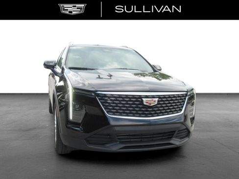 Certified 2024 Cadillac XT4 Luxury w/ Cold Weather Package FWD image 3