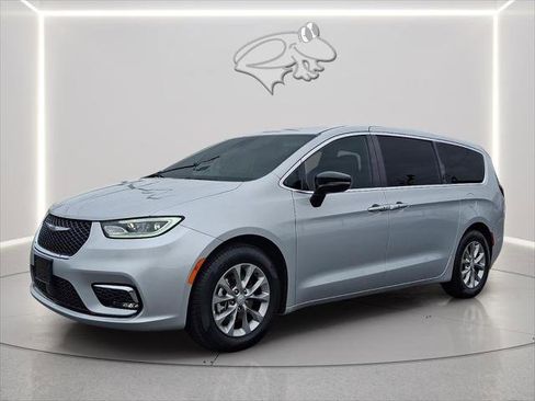 Certified 2026 Chrysler Pacifica Limited FWD image 1