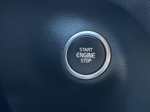 Used 2021 Volvo XC40 T5 Momentum w/ Premium Package image 30