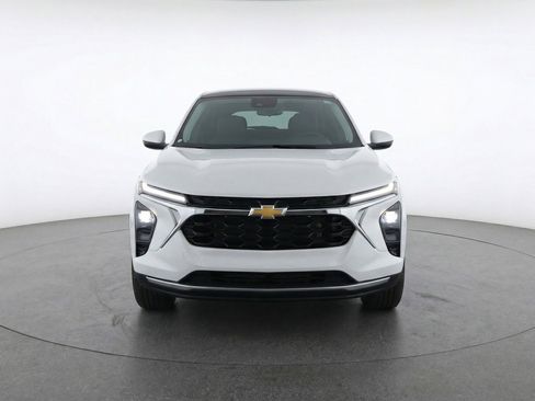Used 2025 Chevrolet Trax LT image 2