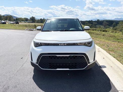 Used 2024 Kia Soul LX FWD image 2