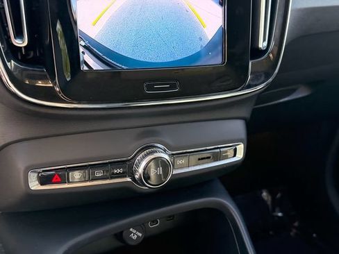 Used 2023 Volvo XC40 B4 Core w/ Convenience Package FWD image 25