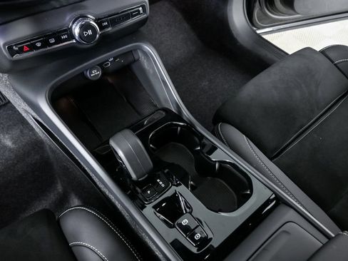 Certified 2025 Volvo XC40 B5 Plus image 18