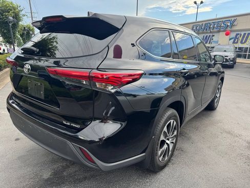 Used 2022 Toyota Highlander XLE AWD/4WD image 6