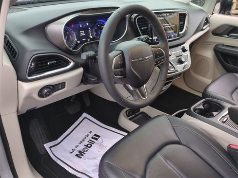 Used 2024 Chrysler Pacifica Touring-L image 10