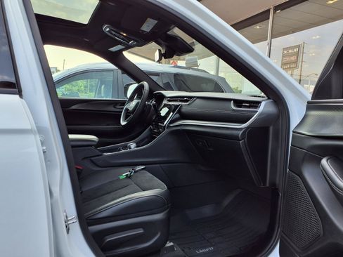 Used 2025 Jeep Grand Cherokee L Altitude AWD/4WD image 25