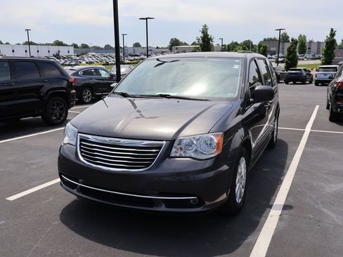 Used 2016 Chrysler Town & Country Touring FWD image 1