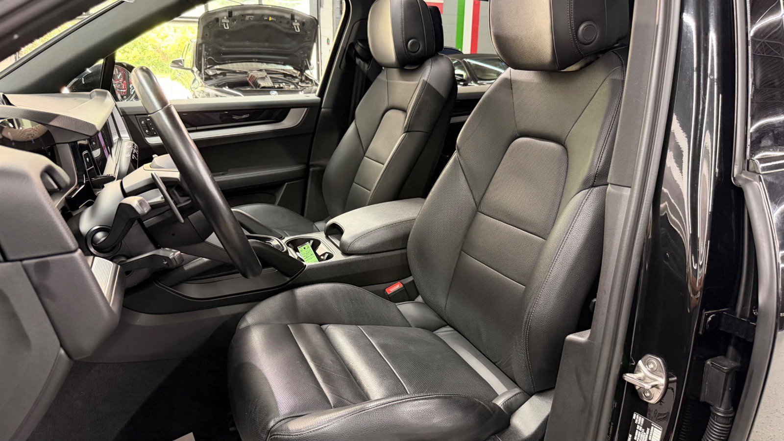 Used 2024 Porsche Cayenne AWD/4WD image 27