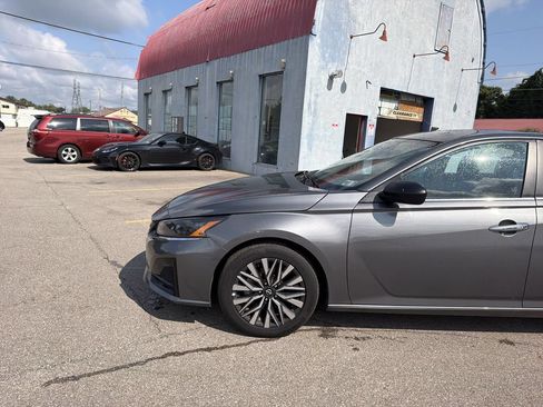 Used 2025 Nissan Altima 2.5 SV FWD image 9