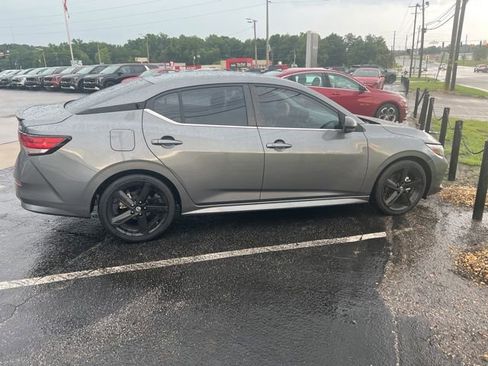Used 2022 Nissan Sentra SR w/ Electronics Package FWD image 3