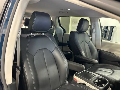 Used 2024 Chrysler Pacifica Touring-L FWD image 36
