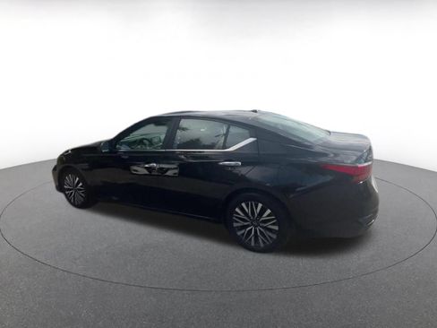 Used 2025 Nissan Altima 2.5 SV FWD image 11