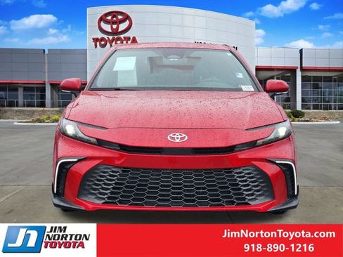 Used 2025 Toyota Camry SE w/ Convenience Package FWD image 2