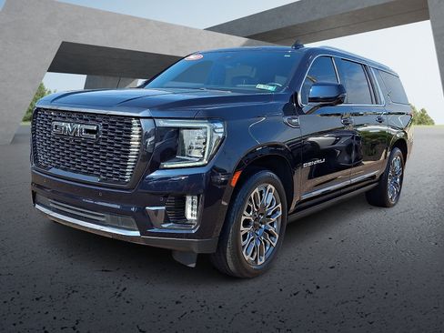 Used 2023 GMC Yukon XL Denali Ultimate AWD/4WD image 3