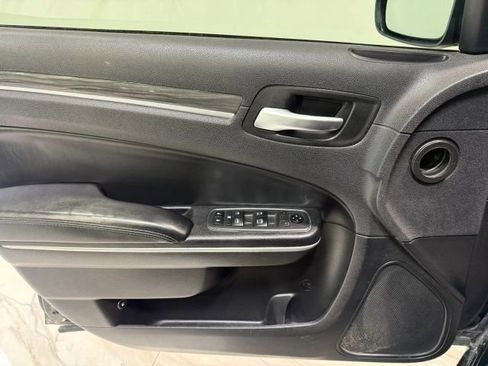 Used 2019 Chrysler 300 Touring w/ Sport Appearance Package image 10