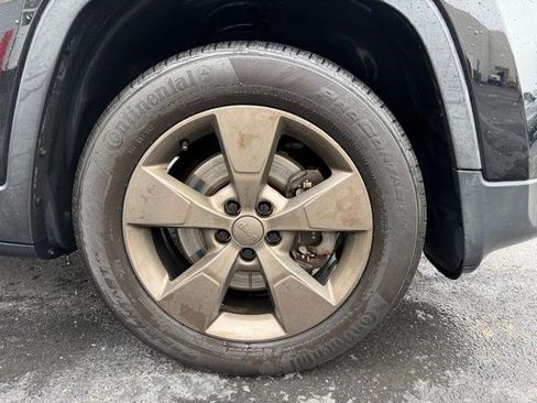 Used 2017 Jeep Cherokee 75th Anniversary image 22