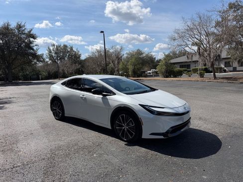 Used 2025 Toyota Prius XLE image 7