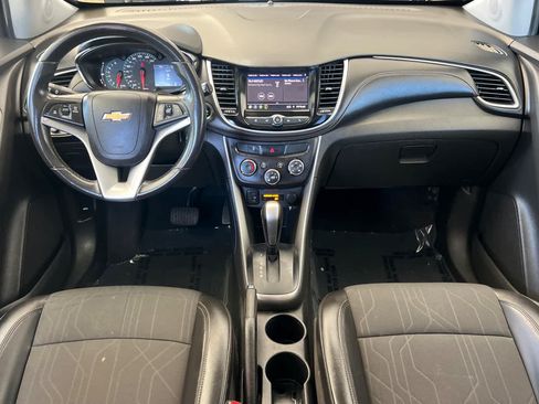 Used 2022 Chevrolet Trax LT w/ LT Convenience Package FWD image 3