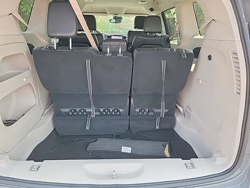 Used 2023 Chrysler Pacifica Touring-L FWD image 12