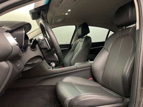 Used 2025 Genesis G70 2.5T image 25