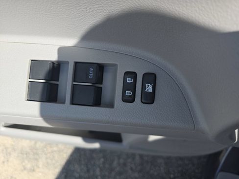 Used 2012 Toyota Highlander SE w/ Tow Pkg FWD image 25