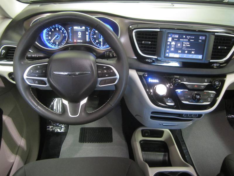 Used 2023 Chrysler Voyager LX FWD image 9