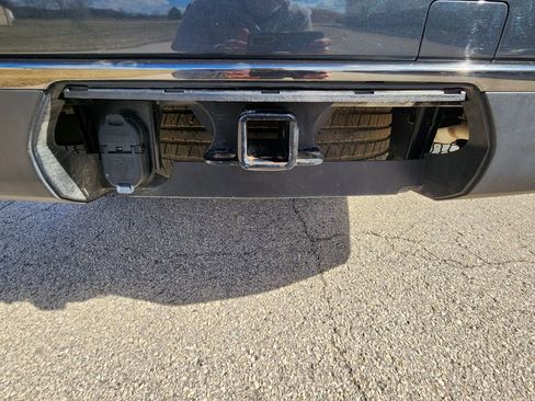 Used 2021 Chevrolet Suburban Z71 w/ Luxury Package image 16