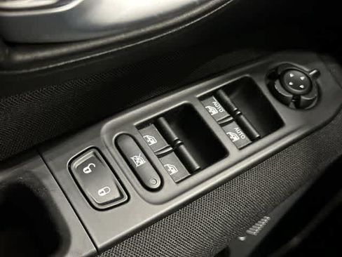 Used 2019 Jeep Renegade Latitude FWD image 20