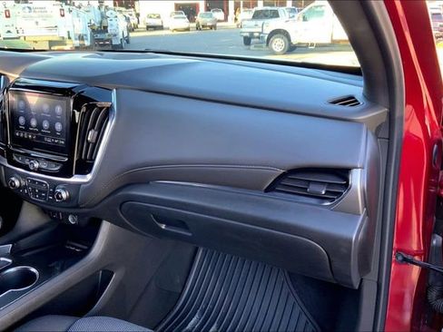 Used 2023 Chevrolet Traverse LT w/ Rear Camera Mirror Package image 16