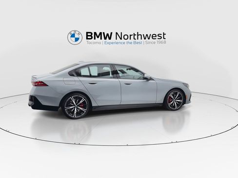 Used 2026 BMW 530i xDrive w/ M Sport Package AWD/4WD image 4