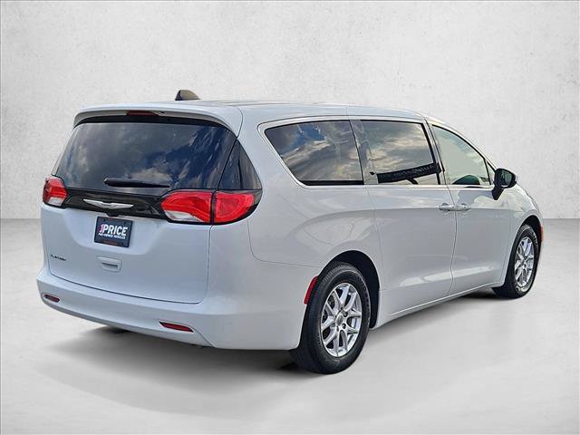Used 2022 Chrysler Voyager LX FWD image 5